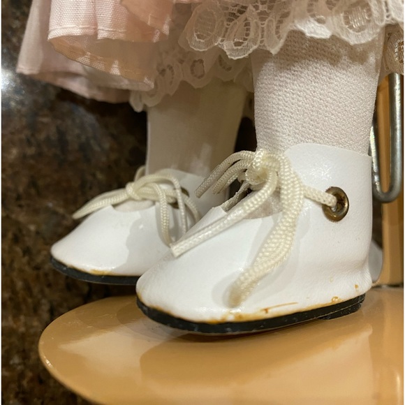 Bundle of 2 Vintage Brinn’s Porcelain Dolls - Picture 8 of 16